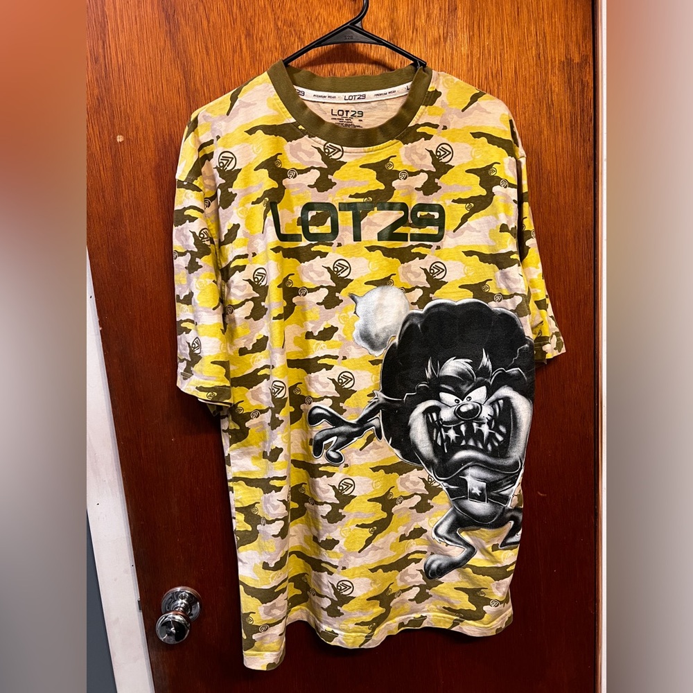Lot 29 brand vintageMen's Camo Graphic T-Shirt - ft Taz from Looney Tunes